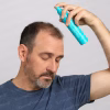 Άνδρας εφαρμόζει Neumi Hair σε αραιωμένα μαλλιά για ενδυνάμωση και αναγέννηση